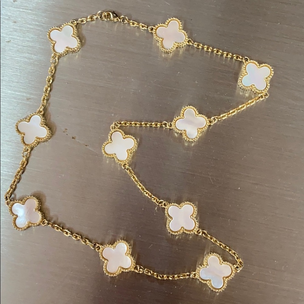 Mother of pearl flower necklace .